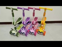 Kinderen schoppen scooter drie wielen fiets