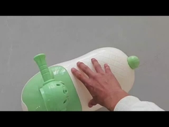 Penut Rijdt Met De Auto Op Speelgoed